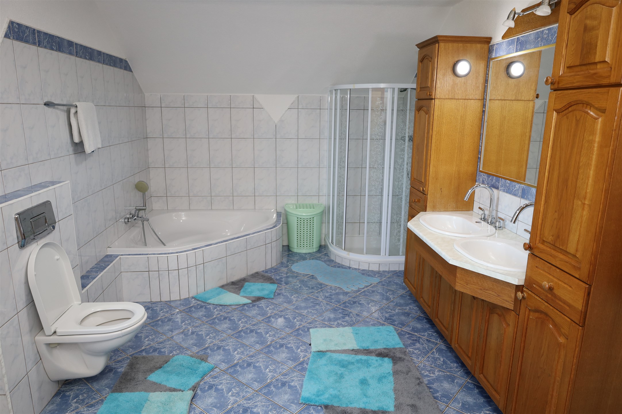 Kupatilo sa tuš kabinom uz sobu