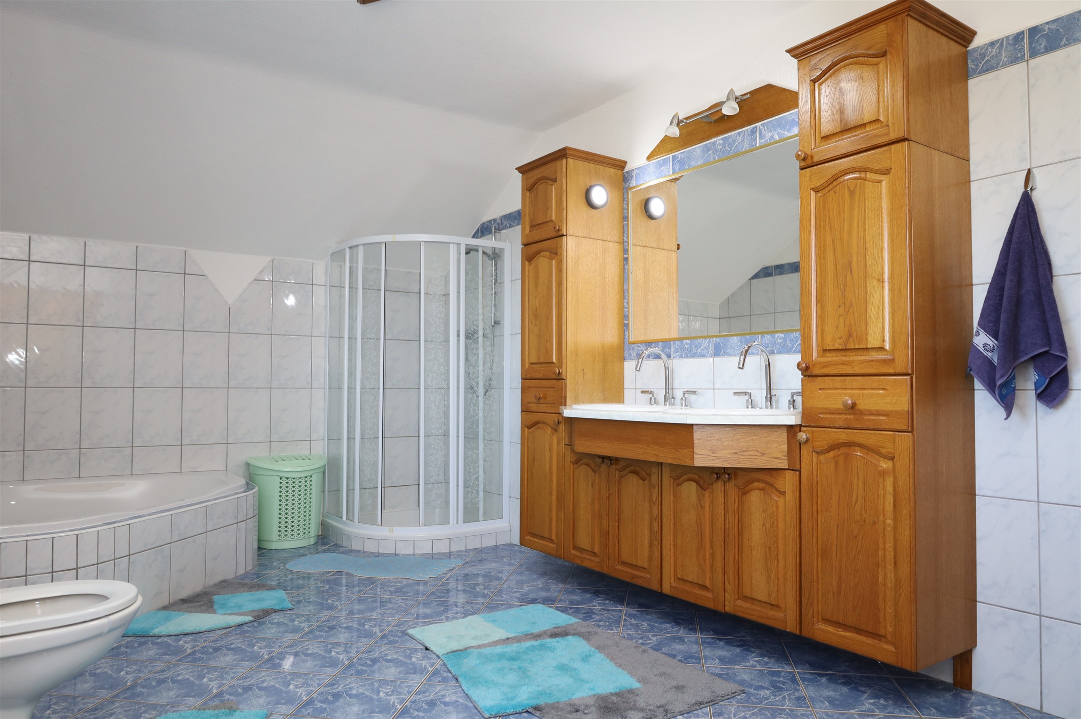 Prednji dio kuće sa velikom terasom na spratu