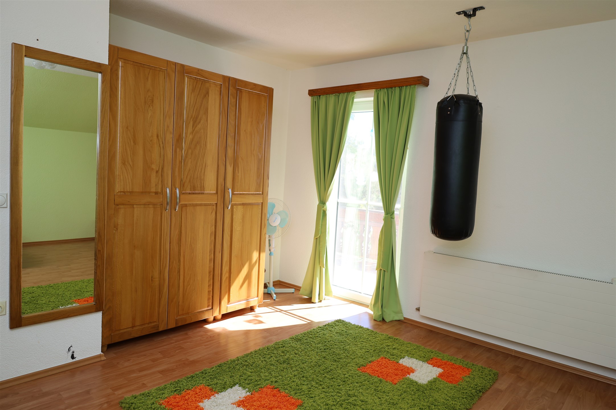 Iz sobe se izlazi na veliku terasu na spratu