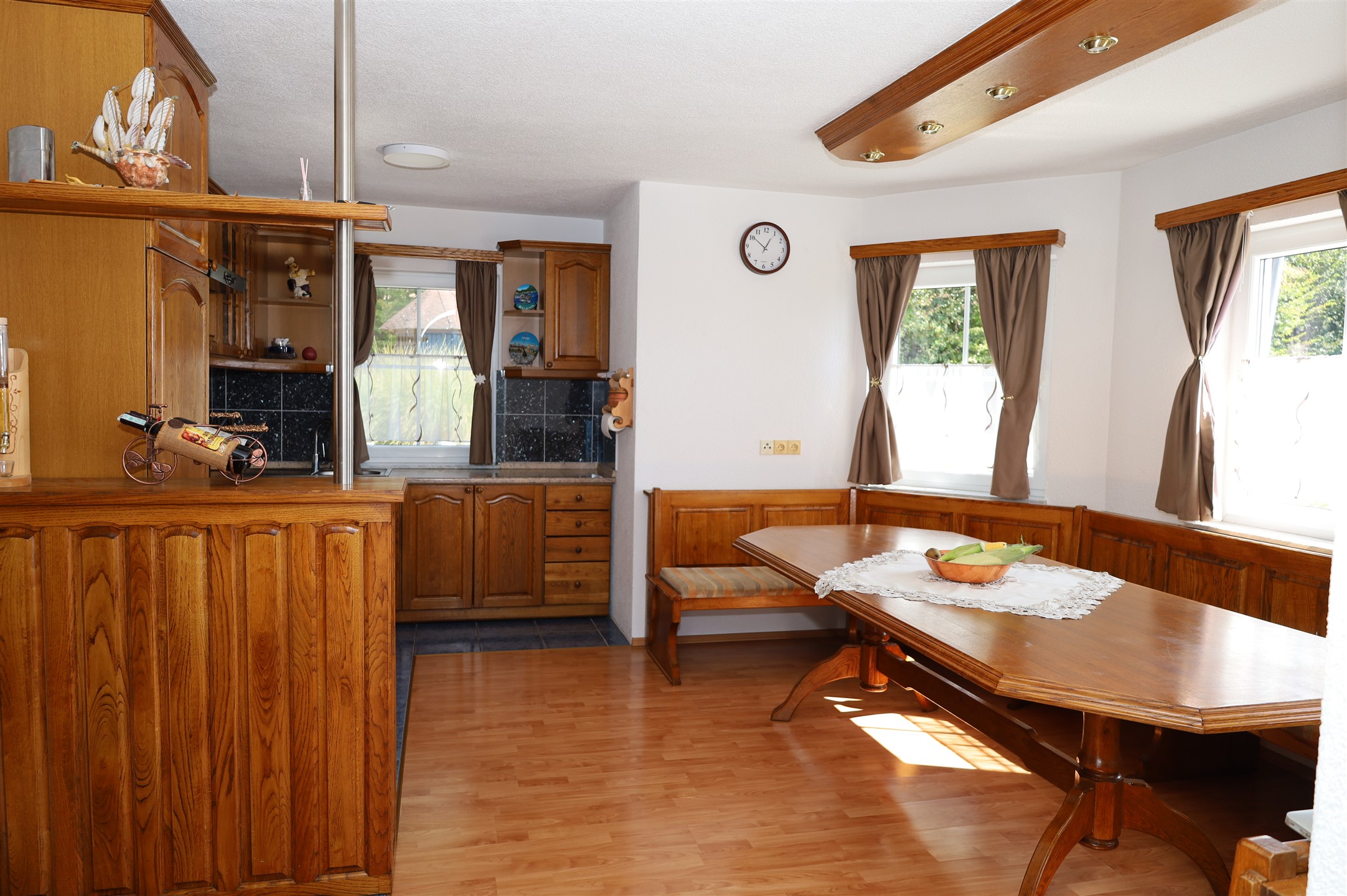 Veliki trpezariski sto , prijatno