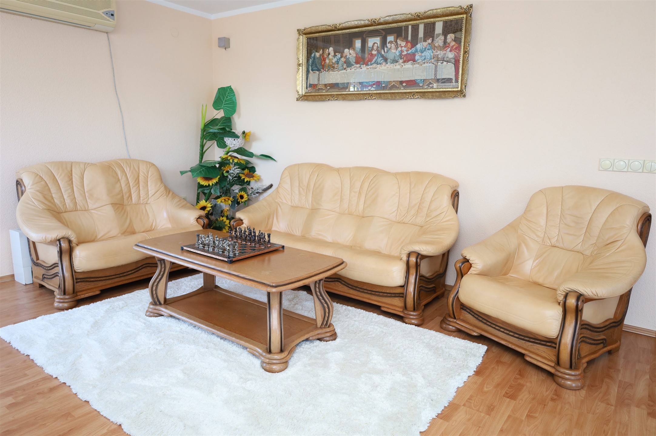 Komplet kuća okružena travom i zelenilom