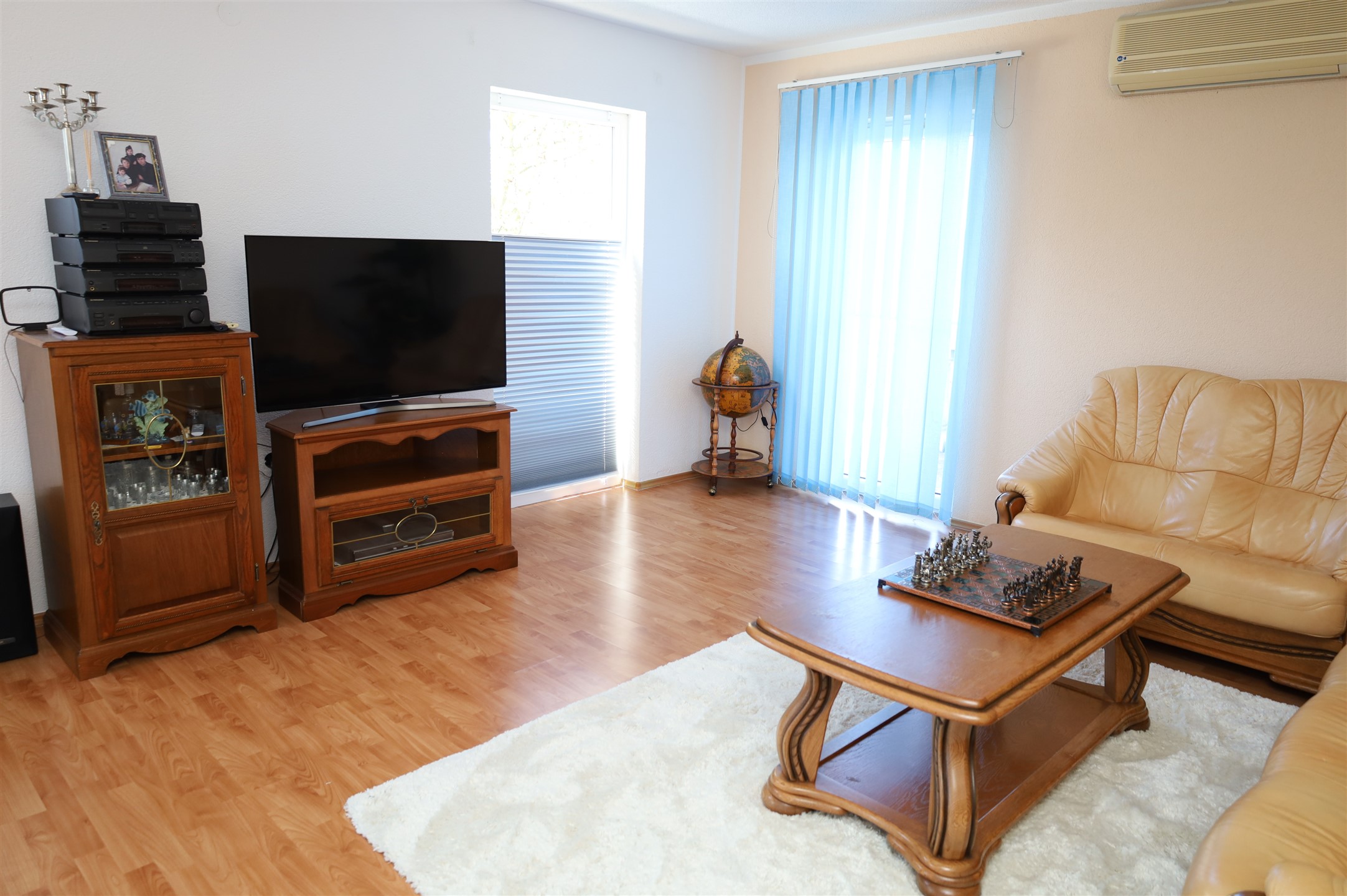 Ulaz kuće sa zelenilom i cvijećem