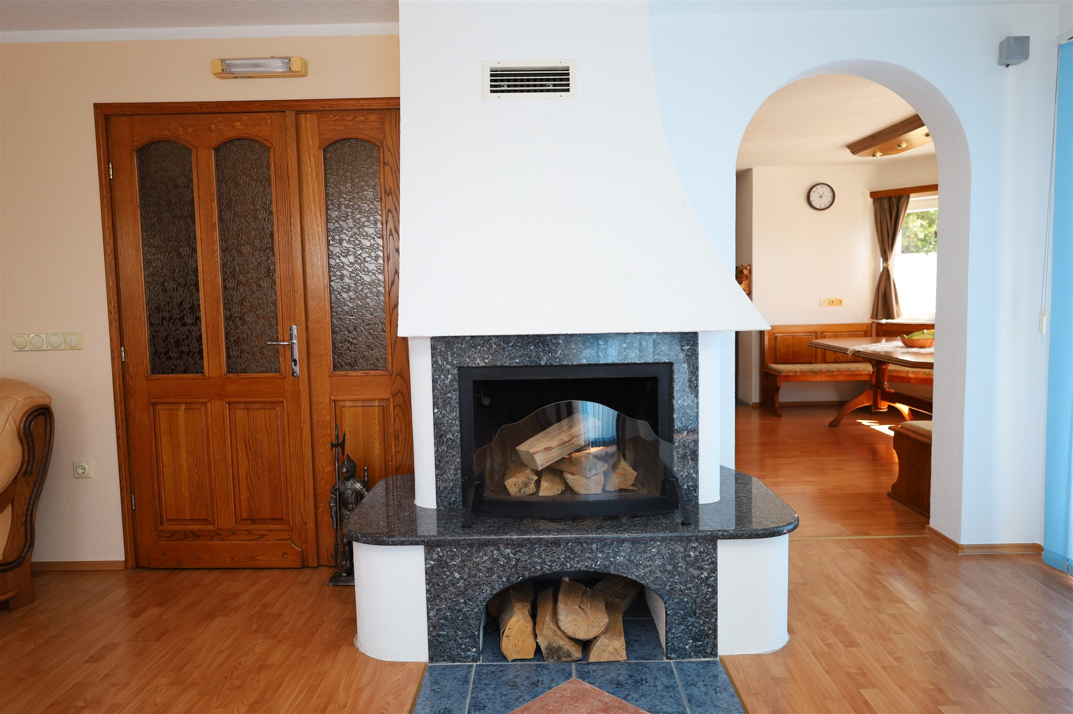 S druge strane kuće velika terasa izlaz iz dnevnog boravka