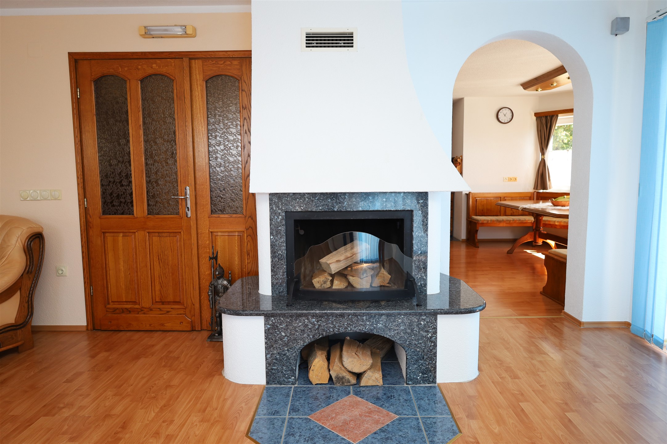 Iz kuhinje vodi prolaz u dnevni boravak