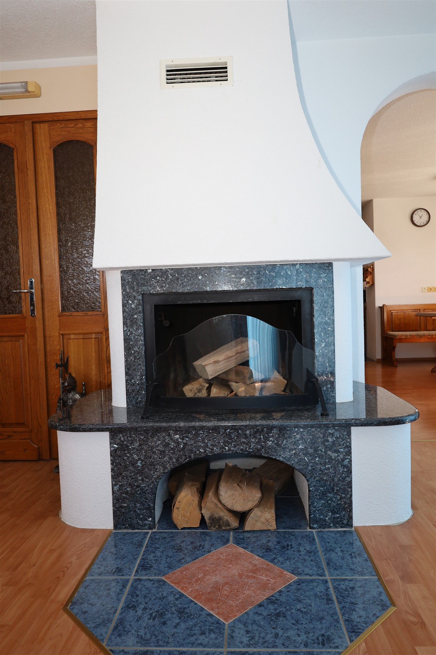 Kuća je na visoravni okružena voćnjacima