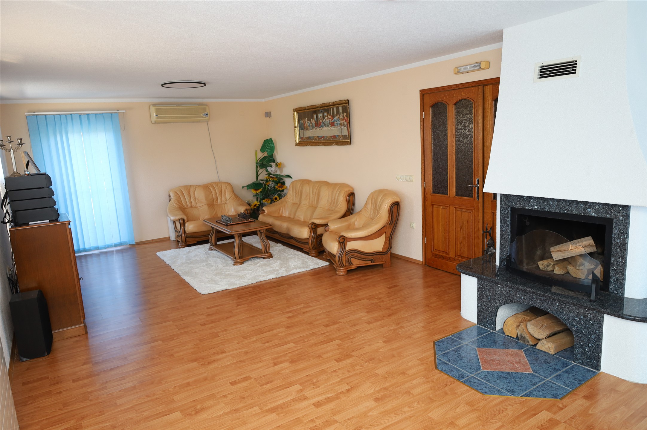 Prednji dio kuće sa velikom terasom na spratu