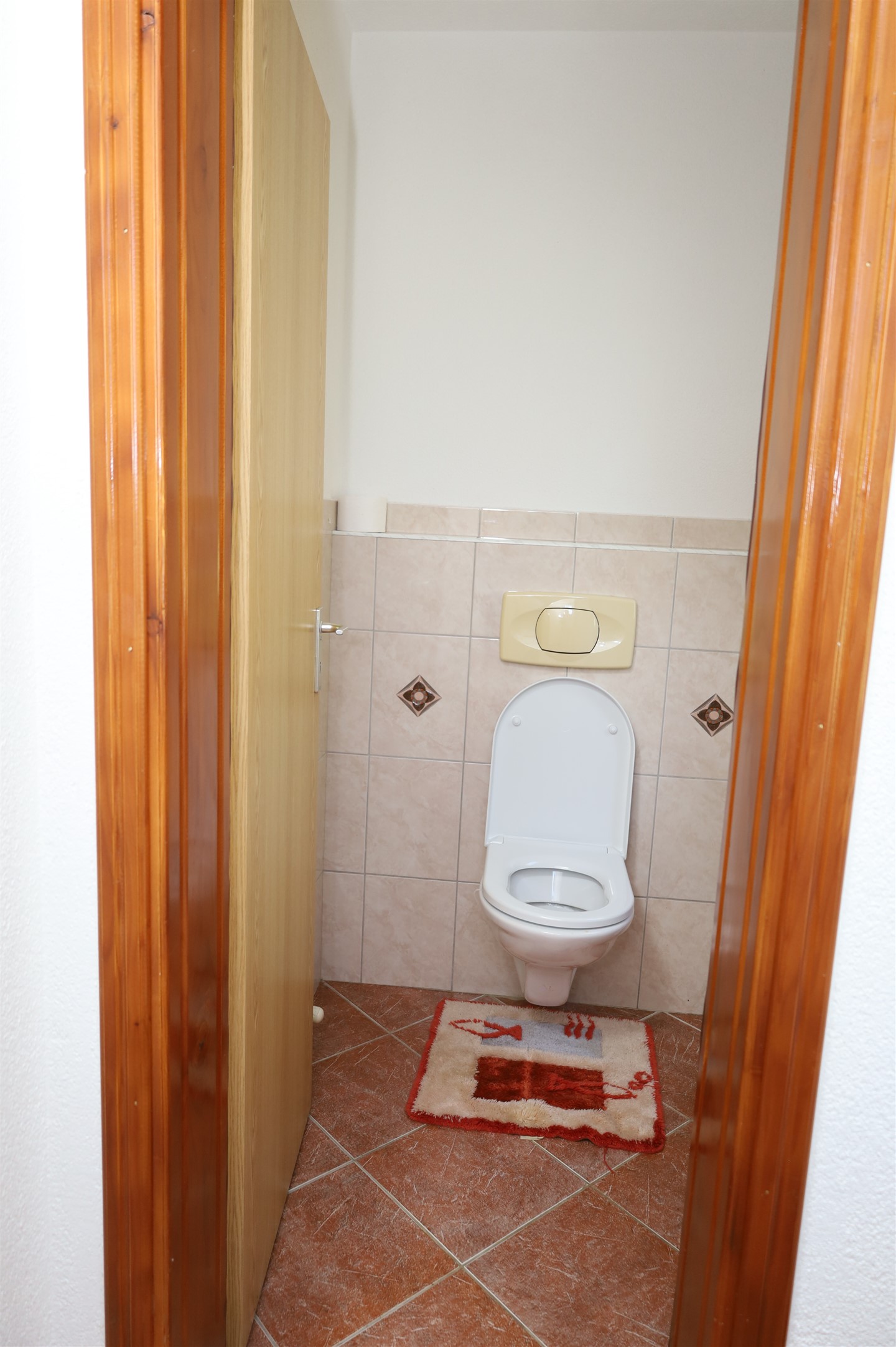 S druge strane kuće velika terasa izlaz iz dnevnog boravka