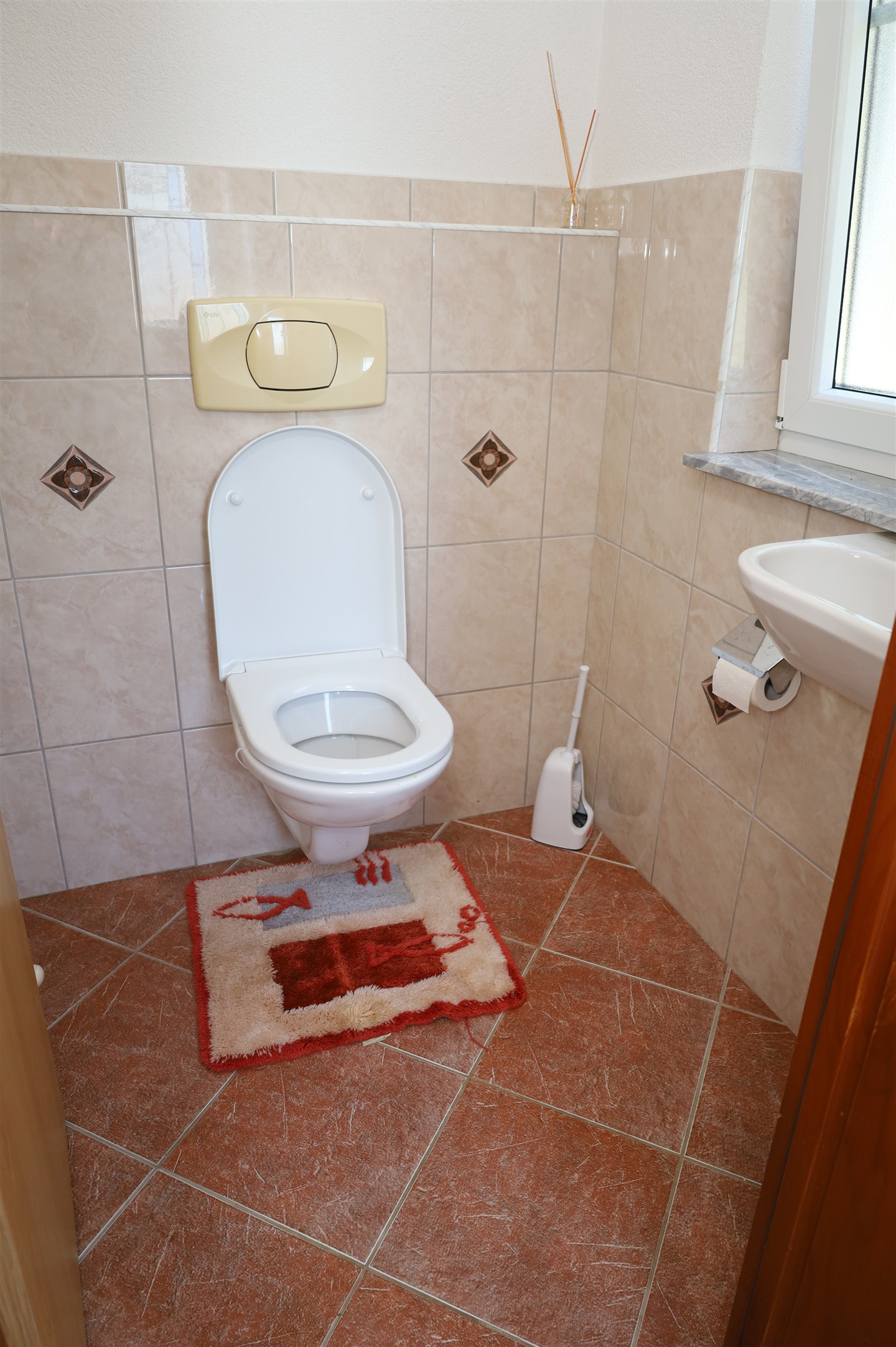 Kuća je na visoravni okružena voćnjacima