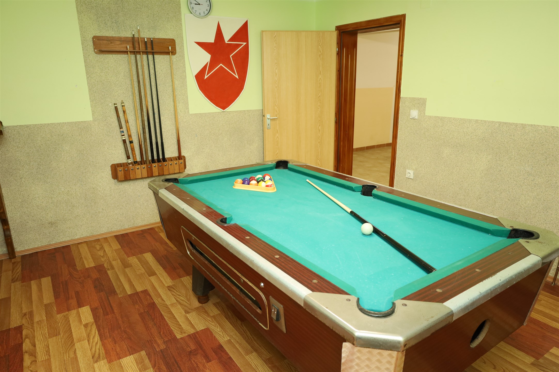 Komplet kuća okružena travom i zelenilom