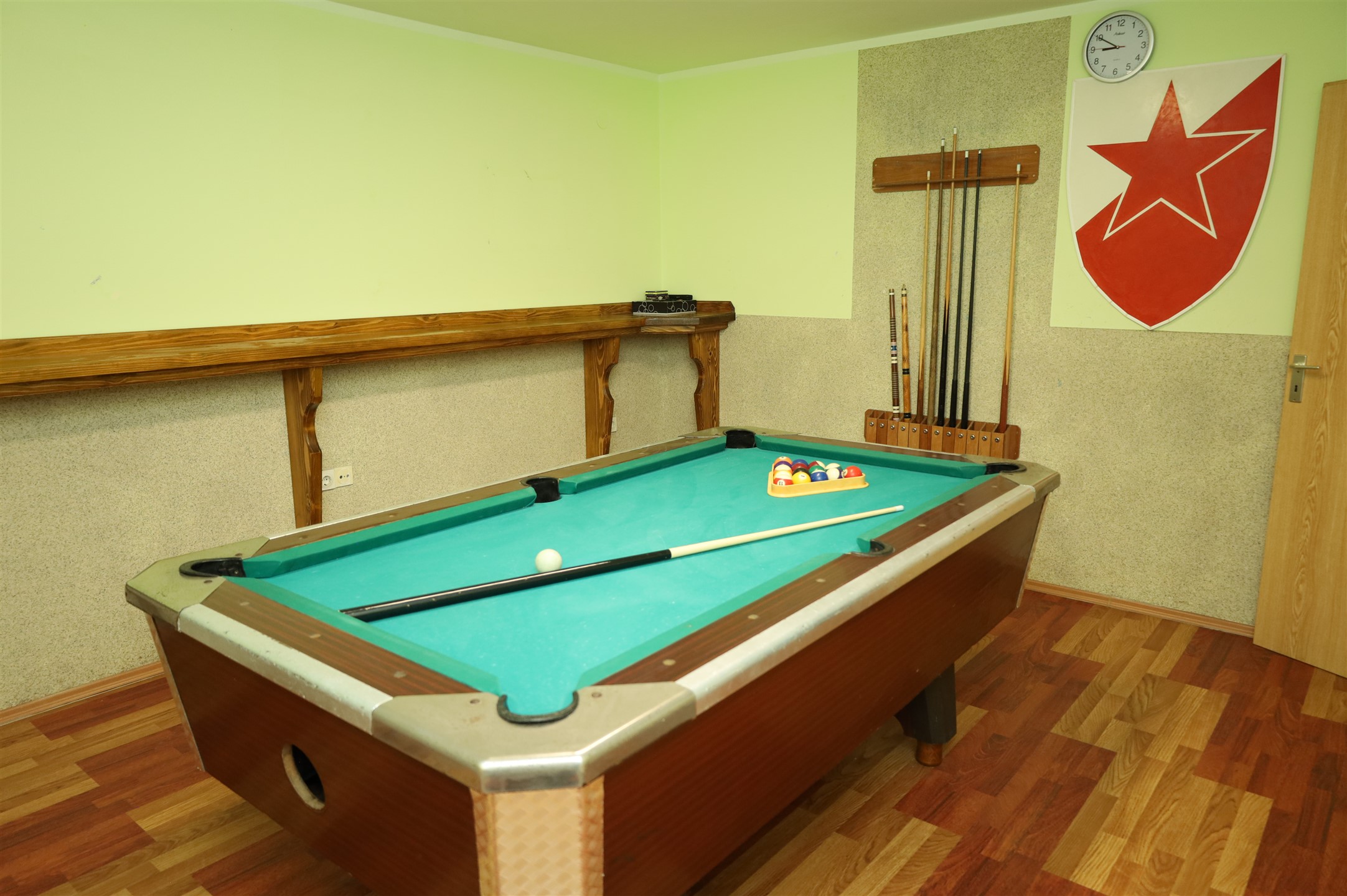 Prednji dio kuće sa velikom terasom na spratu