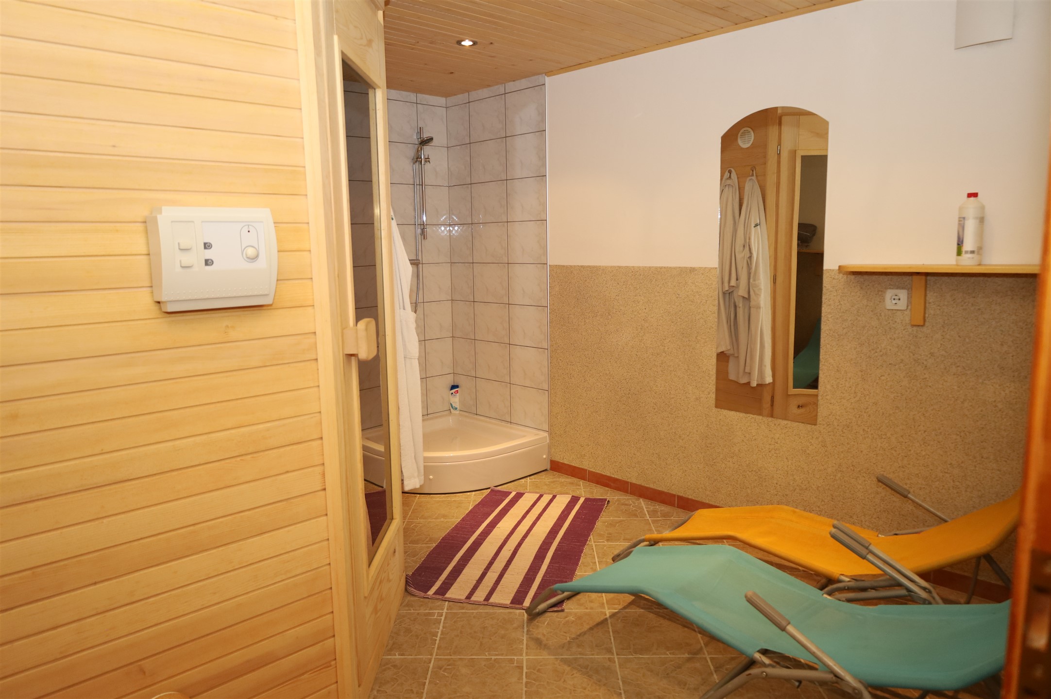 Prednji dio kuće sa velikom terasom na spratu