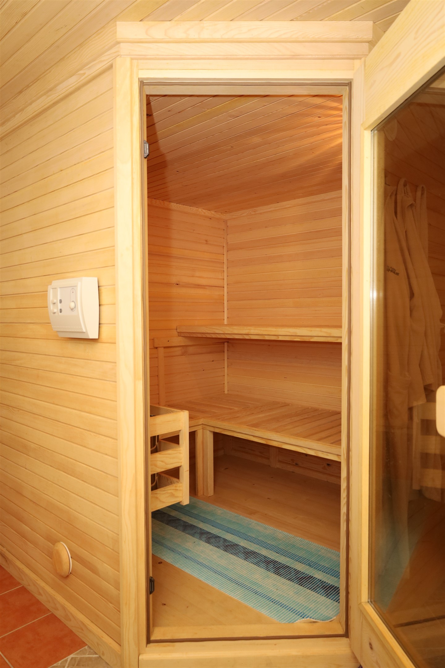 Komplet kuća okružena travom i zelenilom