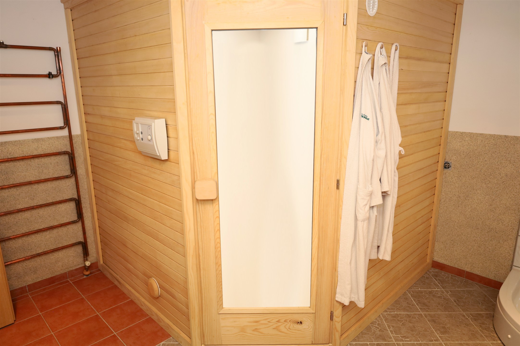 S druge strane kuće velika terasa izlaz iz dnevnog boravka