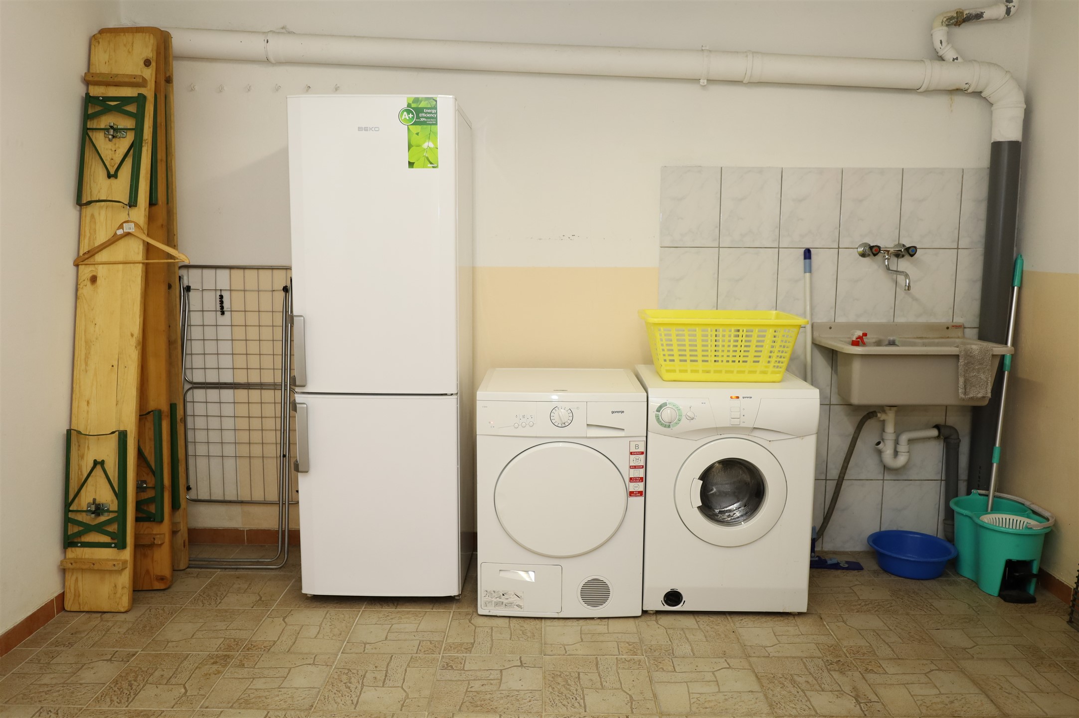 Kuća je na visoravni okružena voćnjacima