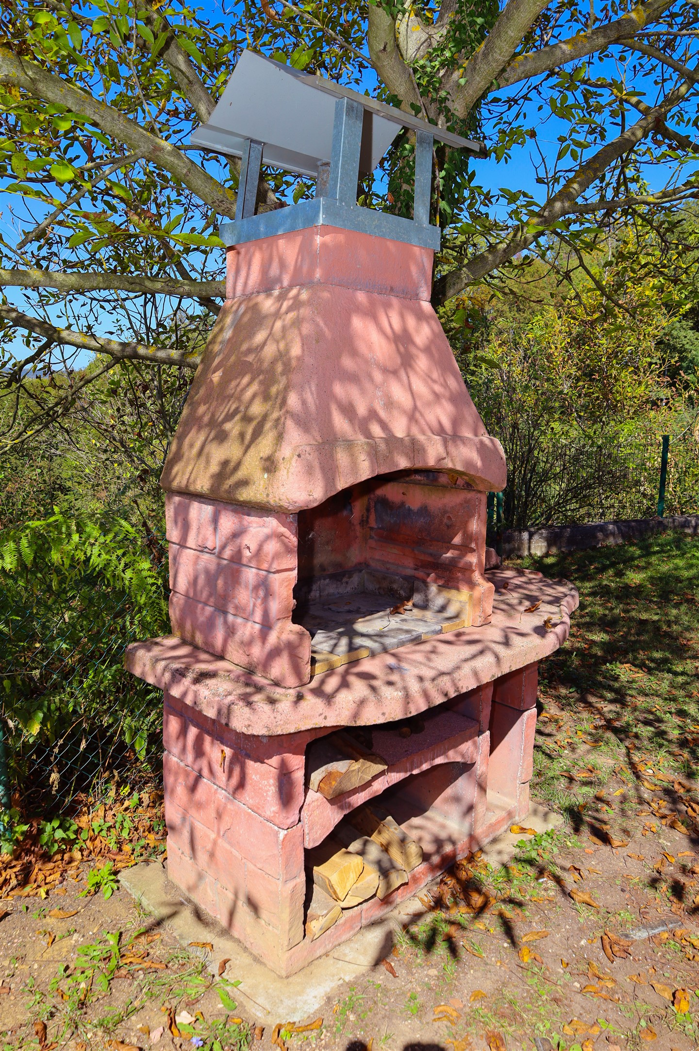 Ulaz kuće sa zelenilom i cvijećem