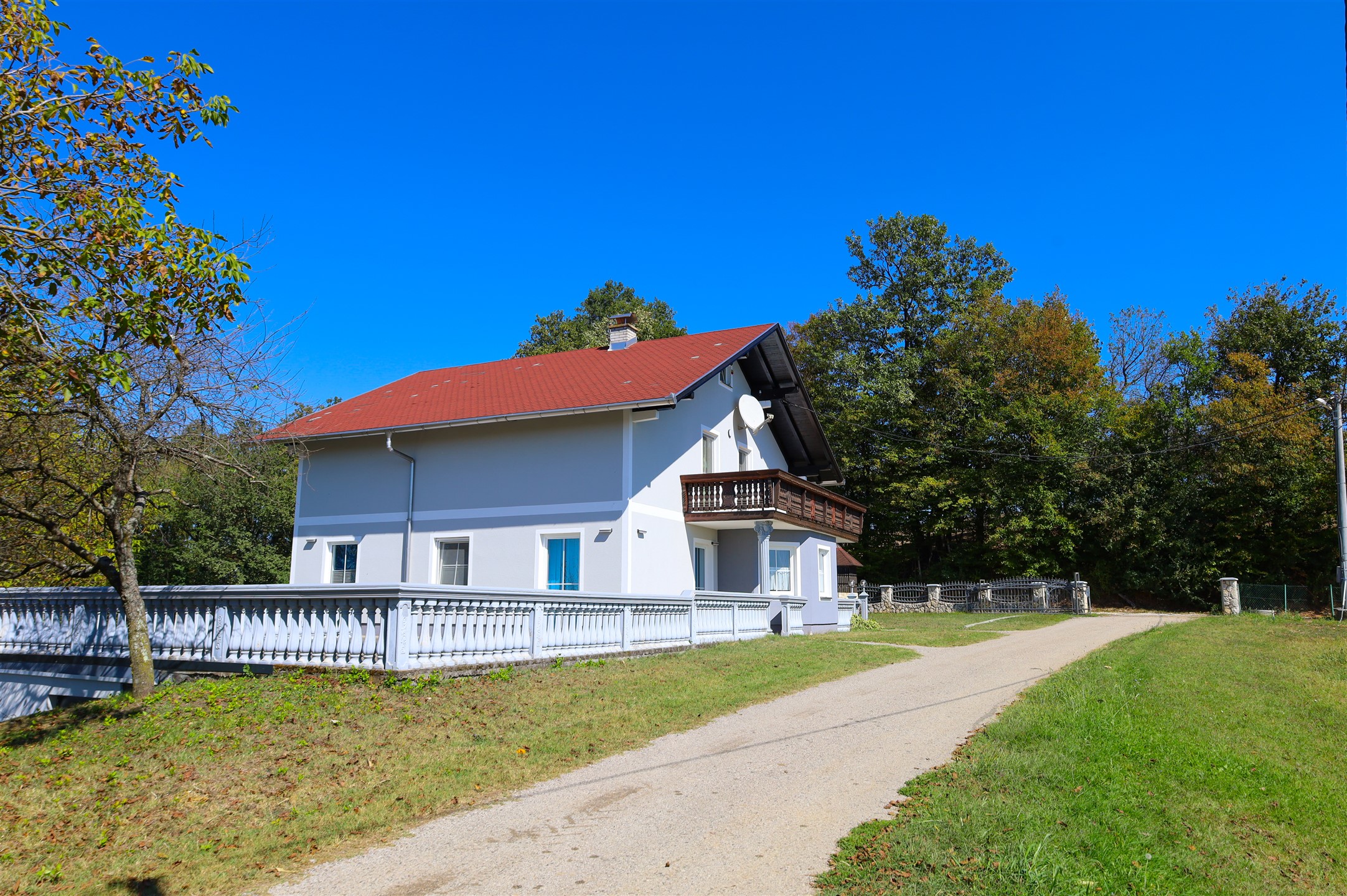 S druge strane kuće velika terasa izlaz iz dnevnog boravka