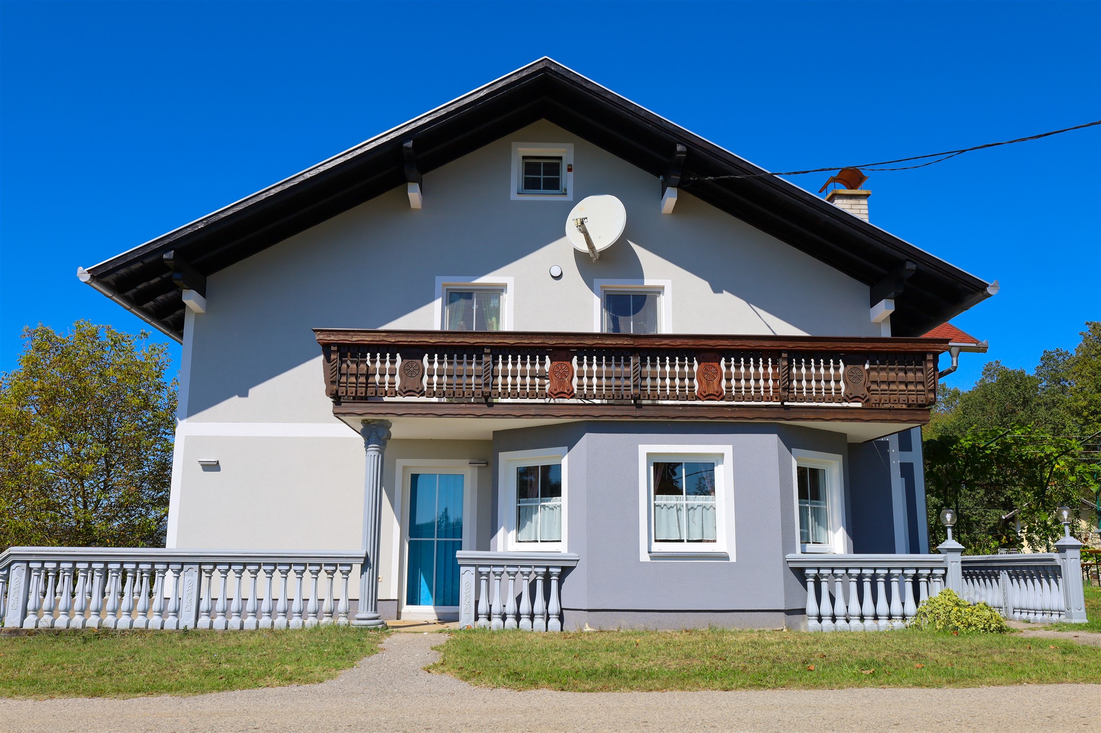 Prednji dio kuće sa velikom terasom na spratu