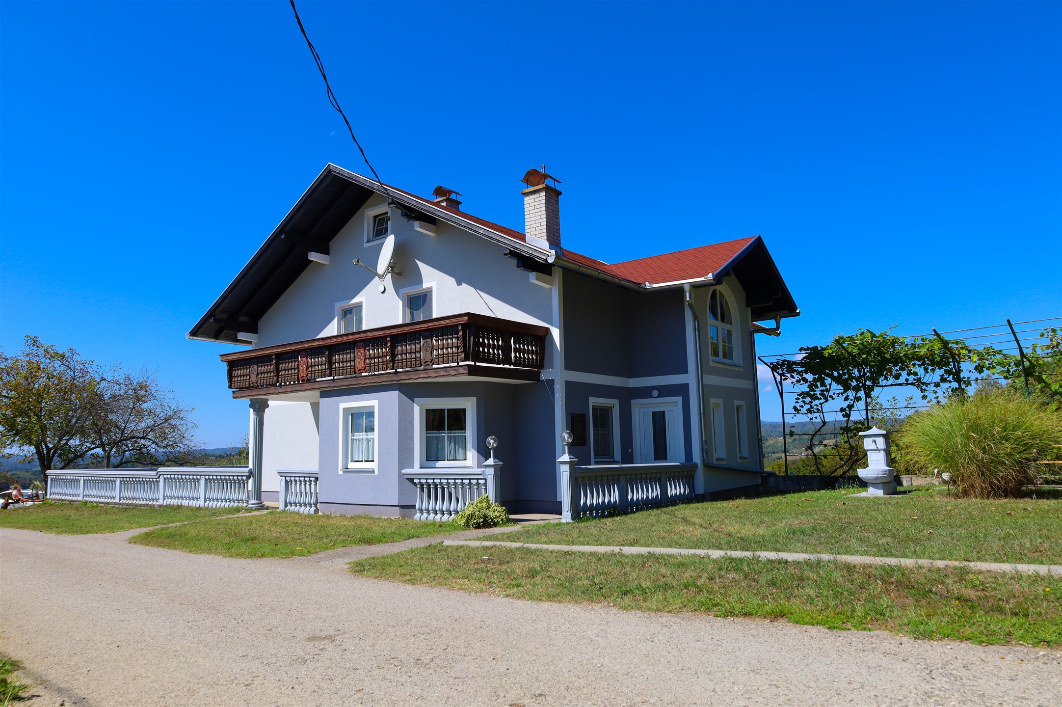 Komplet kuća okružena travom i zelenilom