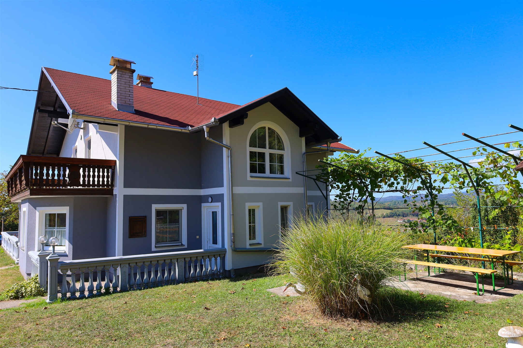 Ulaz kuće sa zelenilom i cvijećem