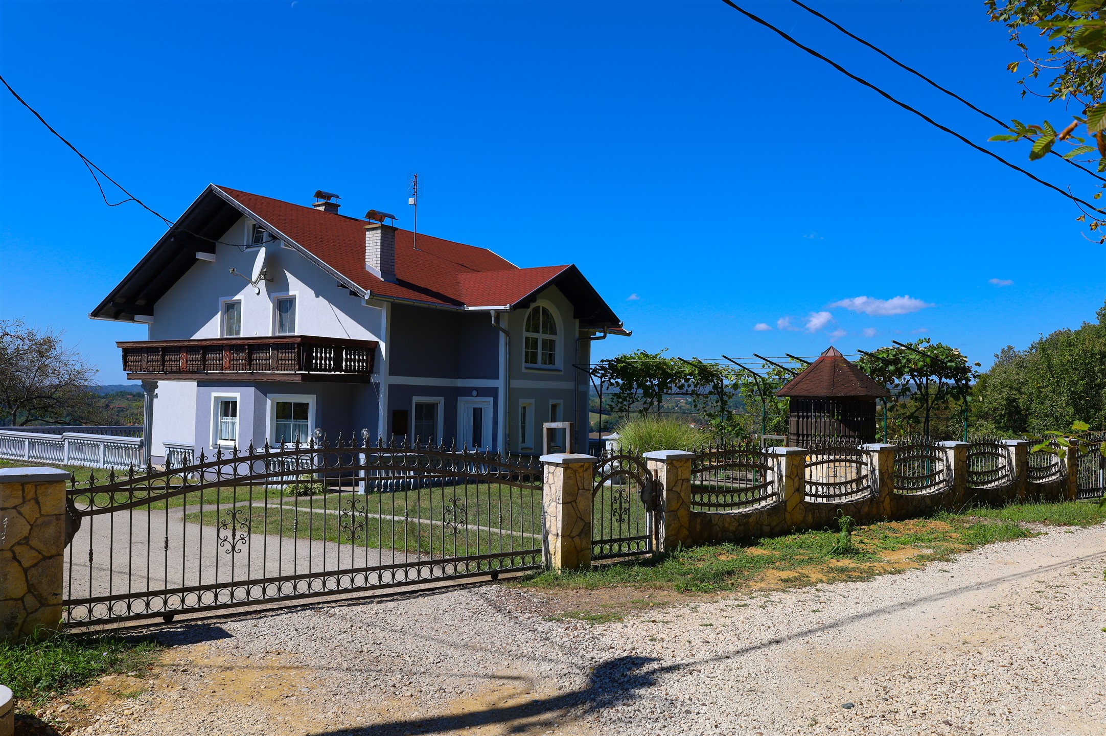 Kuća je ograđena da bi sačuvala svoju privatnost