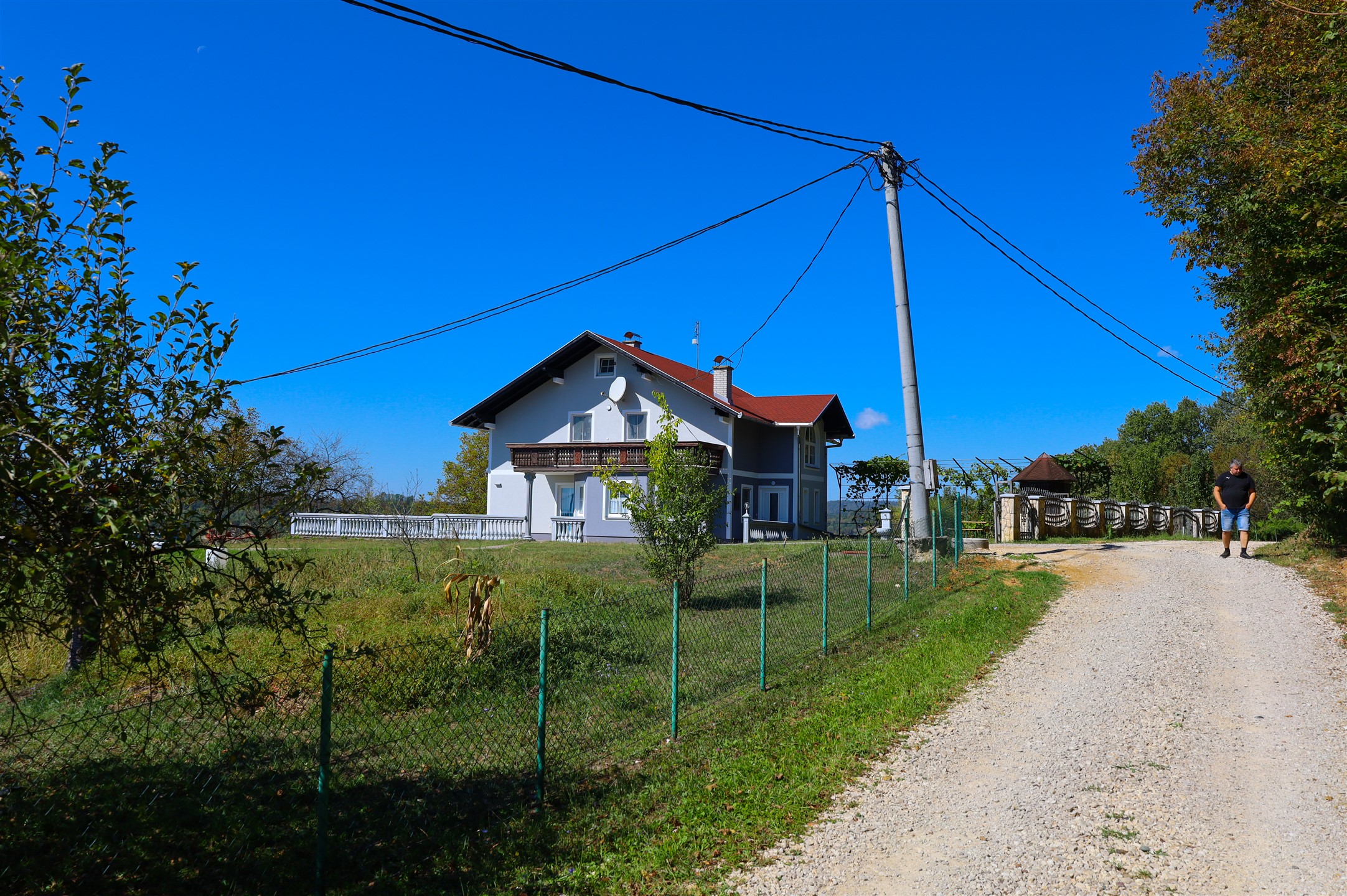 Kuća je na visoravni okružena voćnjacima