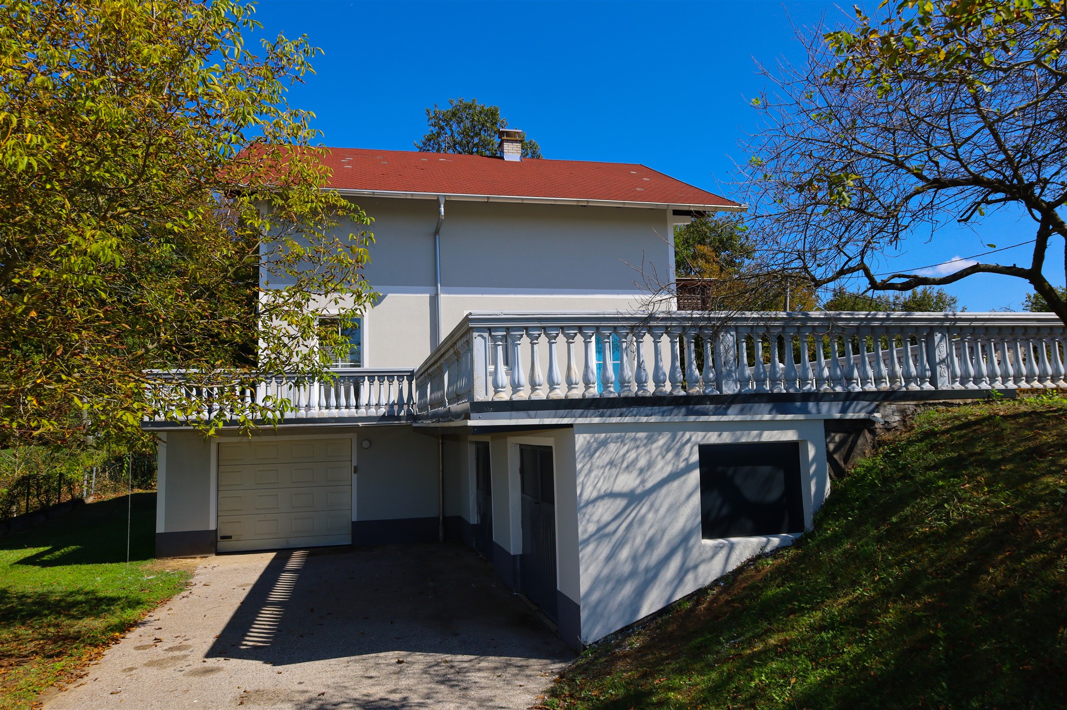 S druge strane kuće velika terasa izlaz iz dnevnog boravka