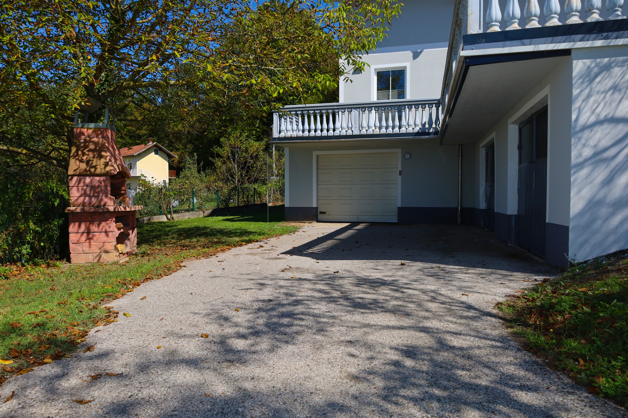 Kuća je ograđena da bi sačuvala svoju privatnost