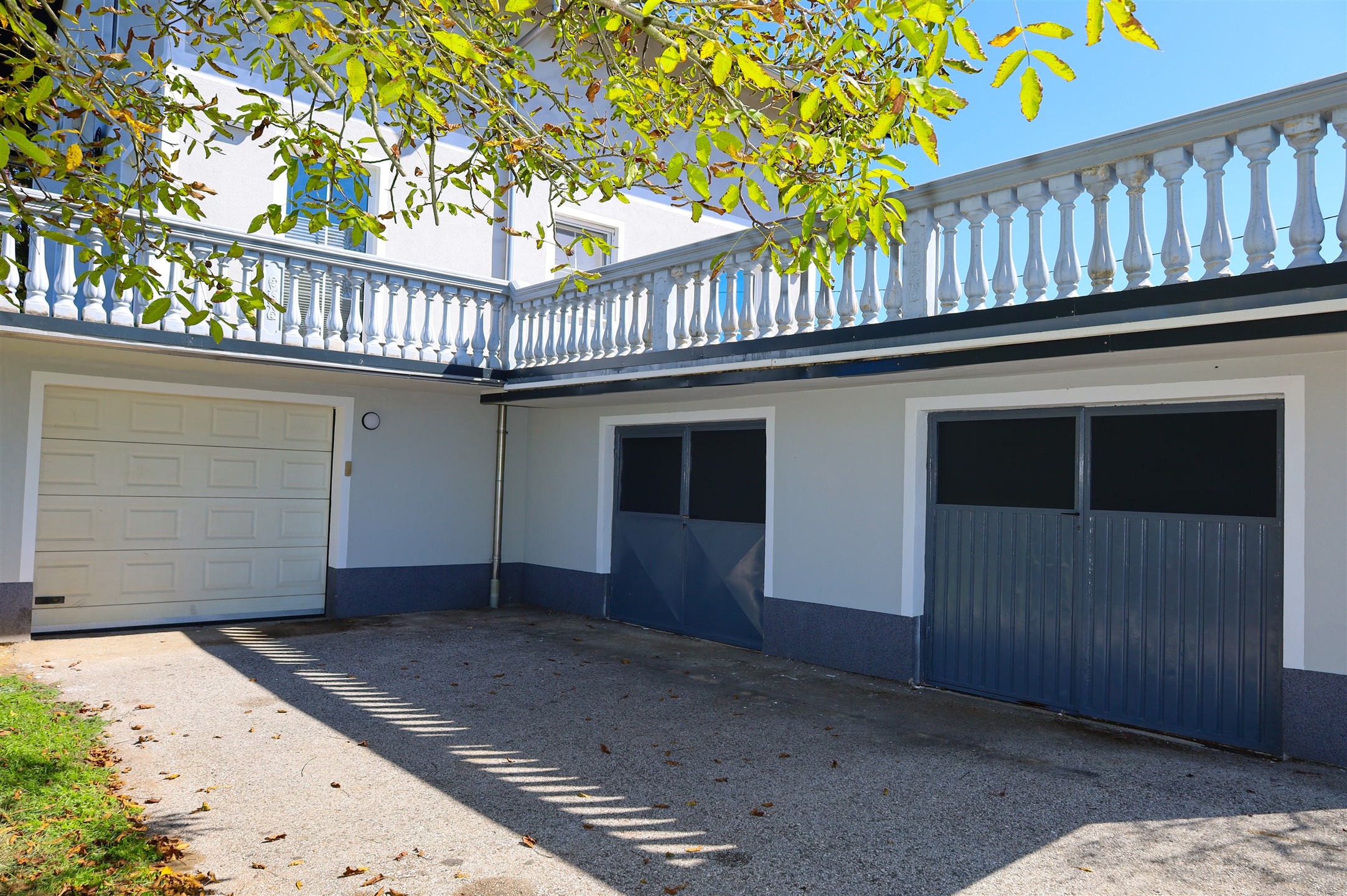 Kuća je na visoravni okružena voćnjacima