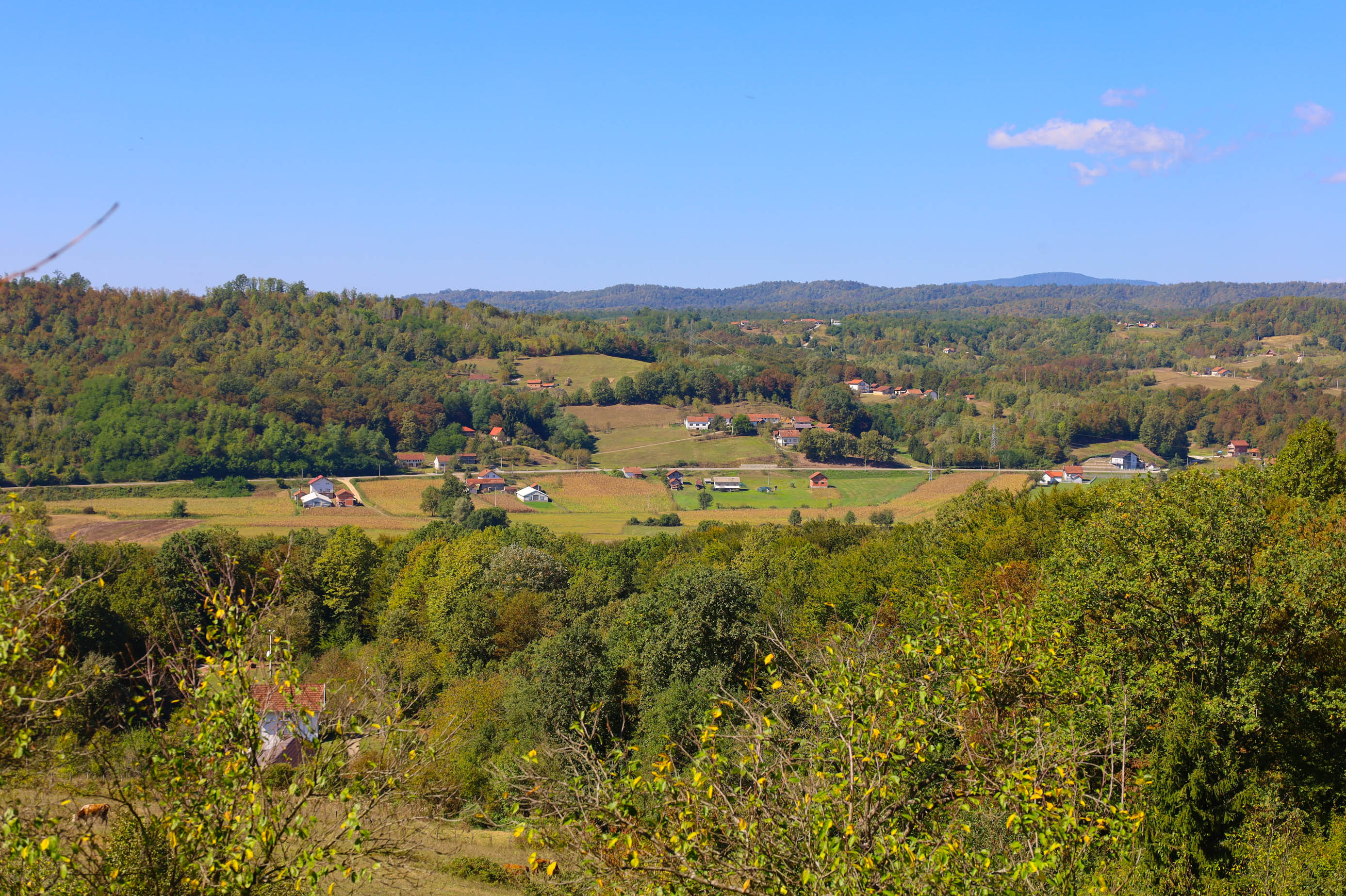 Pogled na obližnje selo i brežuljke